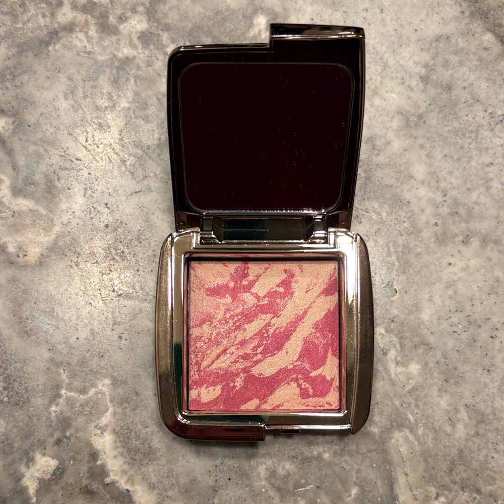 ✨LE✨NWOB Full-sized Hourglass Ambient Strobe Lighting Blush - Iridescent Flash